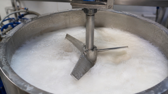 Cómo reducir espuma y aireación en procesos con agitadores industriales 