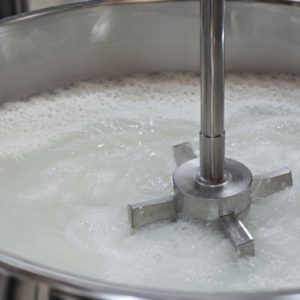Cómo reducir espuma y aireación en procesos con agitadores industriales